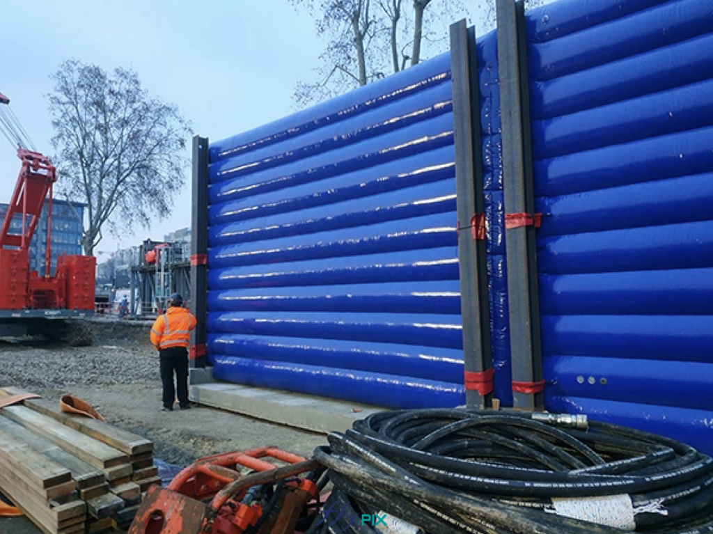 Grand Paris Express, chantier urbain de Meudon : des murs gonflables de réduction de bruits en zone urbaine, sont des écrans anti-acoustiques pour réduire la propagation des ondes sonores et des nuisances sonores en zone urbaine, pour l'amélioration du confort des habitants et des riverains. Grand Paris Express, chantier urbain de Meudon : des murs gonflables de réduction de bruits en zone urbaine, sont des écrans anti-acoustiques pour réduire la propagation des ondes sonores et des nuisances sonores en zone urbaine, pour l'amélioration du confort des habitants et des riverains.