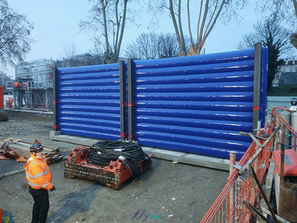 Grand Paris Express, chantier urbain de Meudon : les murs gonflables de réduction de bruits sont des structures gonflables maintenues verticalement par des structures en béton et en poutres métalliques, pour en assurer une plus grande résistance et une plus grande stabilité et tenue par rapport aux vents. Grand Paris Express, chantier urbain de Meudon : les murs gonflables de réduction de bruits sont des structures gonflables maintenues verticalement par des structures en béton et en poutres métalliques, pour en assurer une plus grande résistance et une plus grande stabilité et tenue par rapport aux vents.