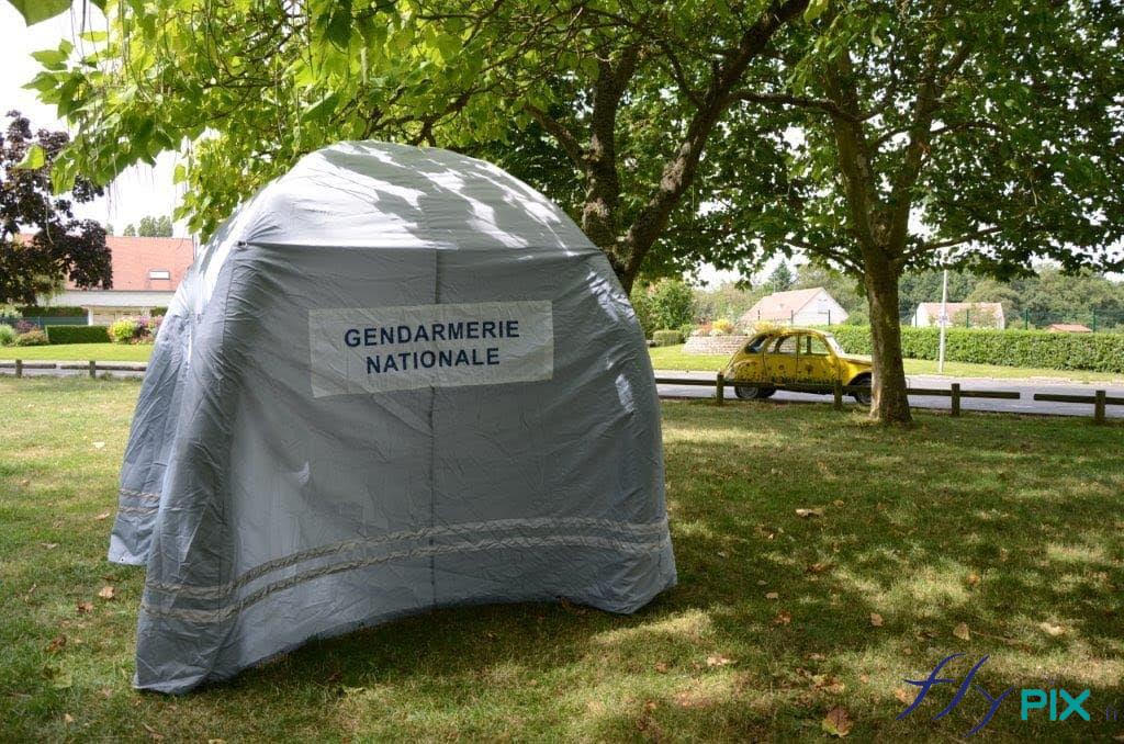 Gendarmerie nationale : un barnum gonflable air captif en enveloppe PVC aux jointures soudées. Une solution légère et rapide à déployer en cas d'urgence, la structure gonflable prend peu de place une fois pliée et rangée. Gendarmerie nationale : un barnum gonflable air captif en enveloppe PVC aux jointures soudées. Une solution légère et rapide à déployer en cas d'urgence, la structure gonflable prend peu de place une fois pliée et rangée.