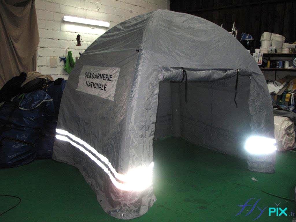 Gendarmerie nationale : barnum gonflable. Forme : Igloo Matériaux : Boudins d'ossature enveloppe PVC 0.6 mm, simple peau, jointures soudées Murs et toitures en enveloppe PVC 0.45 mm, simple peau, jointures soudées. Bandes réfléchissantes pour la lumière. Gendarmerie nationale : barnum gonflable. Forme : Igloo Matériaux : Boudins d'ossature enveloppe PVC 0.6 mm, simple peau, jointures soudées Murs et toitures en enveloppe PVC 0.45 mm, simple peau, jointures soudées. Bandes réfléchissantes pour la lumière.