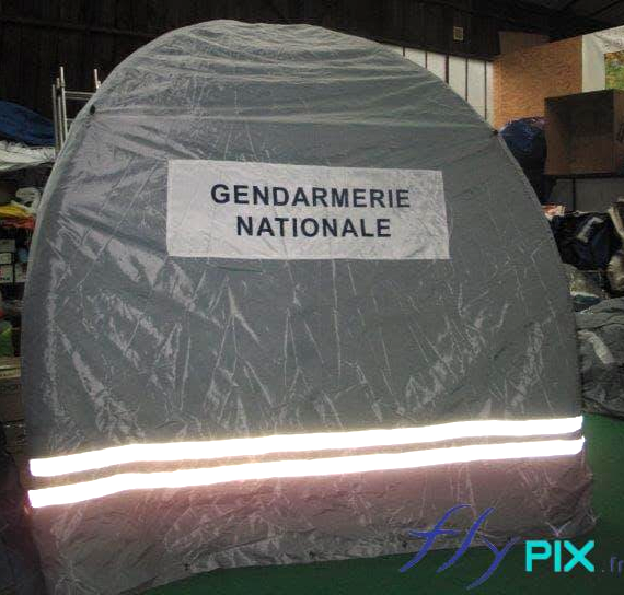 Gendarmerie nationale : barnum gonflable - L = 3 m x l = 3 m x H = 3 m, S = 9 m2 - Air captif -Marquages personnalisés - 2 banderoles imprimées amovibles Gendarmerie nationale : barnum gonflable - L = 3 m x l = 3 m x H = 3 m, S = 9 m2 - Air captif -Marquages personnalisés - 2 banderoles imprimées amovibles