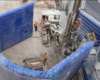 Un exemple de mur gonflable de réduction de bruits en fome de U, une grande structure gonflable air captif, d'un seul tenant, entièrement en enveloppe PVC 0.6 mm double peau capitonnée. Celle-ci est gonflée à l'air avec une pompe électrique. Elle a été conçue et fabriquée pour FAYAT pour un chantier à Monaco.