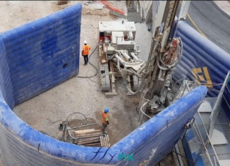 Un exemple de mur gonflable de réduction de bruits en fome de U, une grande structure gonflable air captif, d'un seul tenant, entièrement en enveloppe PVC 0.6 mm double peau capitonnée. Celle-ci est gonflée à l'air avec une pompe électrique. Elle a été conçue et fabriquée pour FAYAT pour un chantier à Monaco.