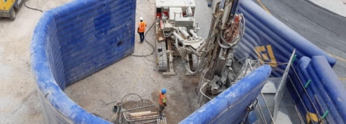 Un exemple de mur gonflable de réduction de bruits en fome de U, une grande structure gonflable air captif, d'un seul tenant, entièrement en enveloppe PVC 0.6 mm double peau capitonnée. Celle-ci est gonflée à l'air avec une pompe électrique. Elle a été conçue et fabriquée pour FAYAT pour un chantier à Monaco.