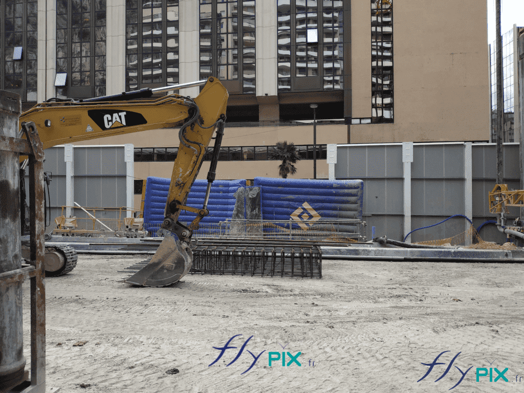 Vue générale pendant un chantier à Monaco, avec 2 grands murs gonflables SEGMENTS, pour la réduction de bruits et des nuisances sonores. Vue générale pendant un chantier à Monaco, avec 2 grands murs gonflables SEGMENTS, pour la réduction de bruits et des nuisances sonores.