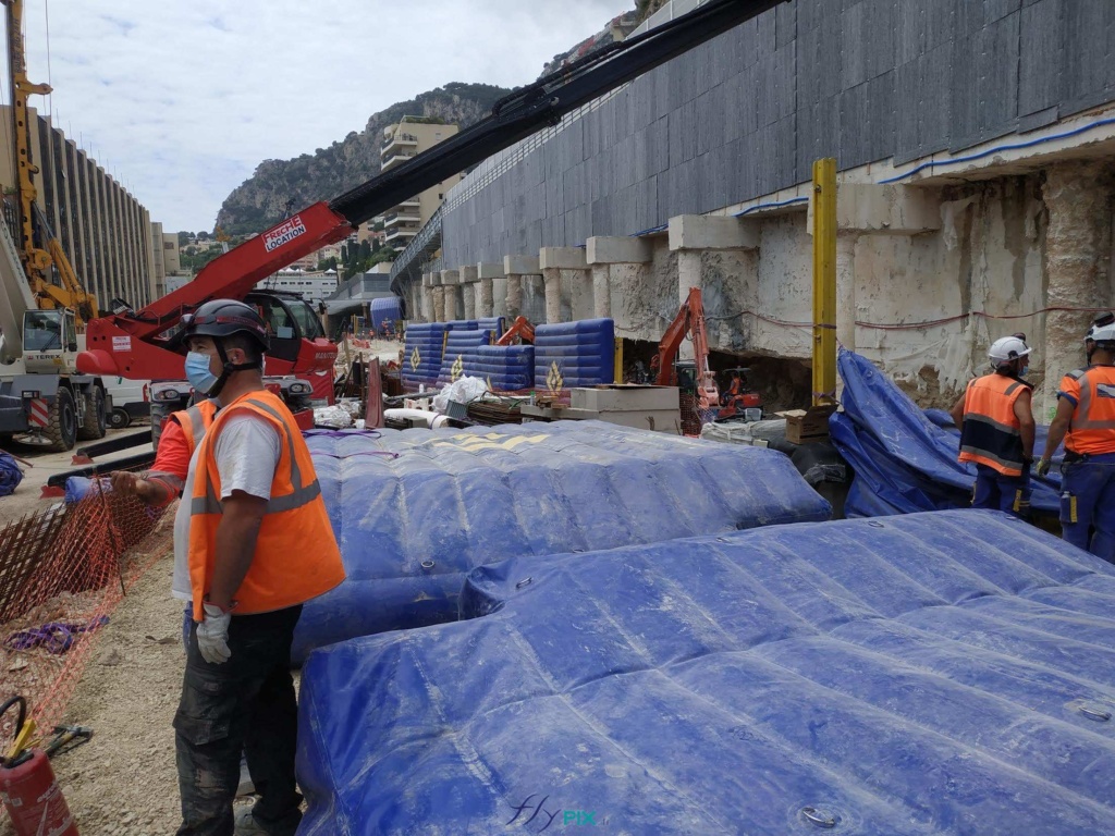 Un autre exemple : des murs gonflables de réduction de bruits, commandités par la société de BTP FAYAT pour un très gros chantier à MONACO, des écrans gonflables qui sont en phase de gonflage et de préparation au sol par les ouvriers du bâtiment et du Génie Civil. Un autre exemple : des murs gonflables de réduction de bruits, commandités par la société de BTP FAYAT pour un très gros chantier à MONACO, des écrans gonflables qui sont en phase de gonflage et de préparation au sol par les ouvriers du bâtiment et du Génie Civil.