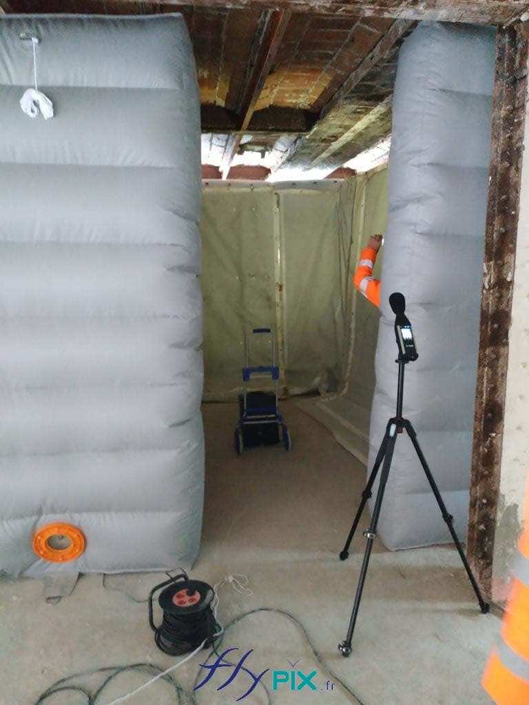 Bouygues / Chanel Paris : mesures avec microphone en situations réelles, in situ, pour bien quantifier les paramètres des réductions des bruits et des nuisances sonores pendant un chantier en ville. Mesures faites par le BUREAU VERITAS.