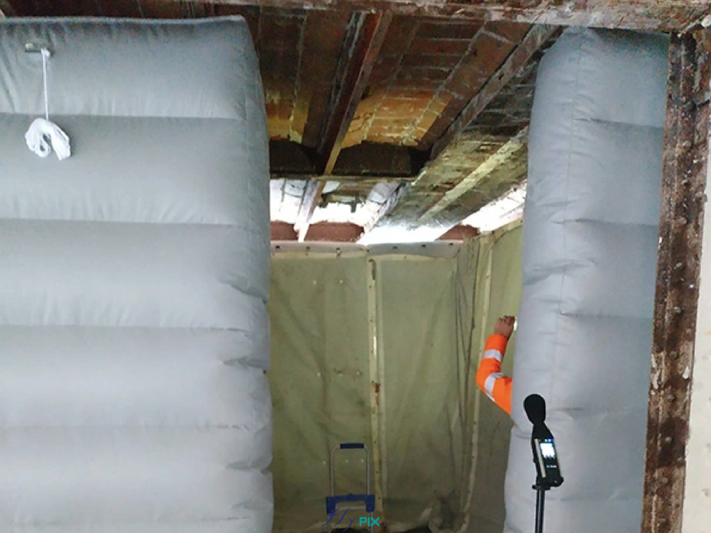 Bouygues / Chanel Paris : prise de mesure de l'atténuation des ondes sonores avec un microphone, in situ en situation réelle, par le BUREAU VERITAS. Nos écrans gonflables et murs gonflables de réduction de bruits et anti-acoustiques sont des solutions techniques qui assurent -16 à -20 dB de réduction des bruits pour des chantiers.