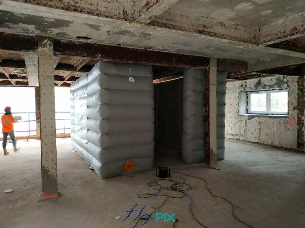 Bouygues / Chanel Paris : Structure gonflable fabriquée sur mesure par nos soins dans nos ateliers à Orléans, air captif, en enveloppe PVC 0.6 mm double peau capitonnée. Une solution innovante pour le confinement du bruit sur les chantiers, réduction de la propagation des nuisances sonores.