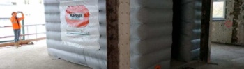 Bouygues / Chanel Paris : En milieu urbain dense comme à Paris, la maîtrise de la pollution sonore est un défi crucial pour le secteur du BTP. Les opérations de démolition, de rénovation ou de piquetage génèrent des nuisances importantes, souvent sources de tensions avec le voisinage. Pour y faire face, les panneaux acoustiques gonflables se positionnent comme une alternative moderne, mobile et particulièrement efficace.