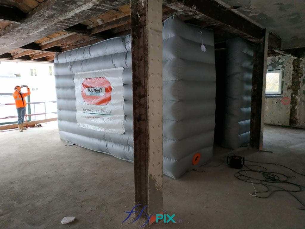 Bouygues / Chanel Paris : En milieu urbain dense comme à Paris, la maîtrise de la pollution sonore est un défi crucial pour le secteur du BTP. Les opérations de démolition, de rénovation ou de piquetage génèrent des nuisances importantes, souvent sources de tensions avec le voisinage. Pour y faire face, les panneaux acoustiques gonflables se positionnent comme une alternative moderne, mobile et particulièrement efficace.