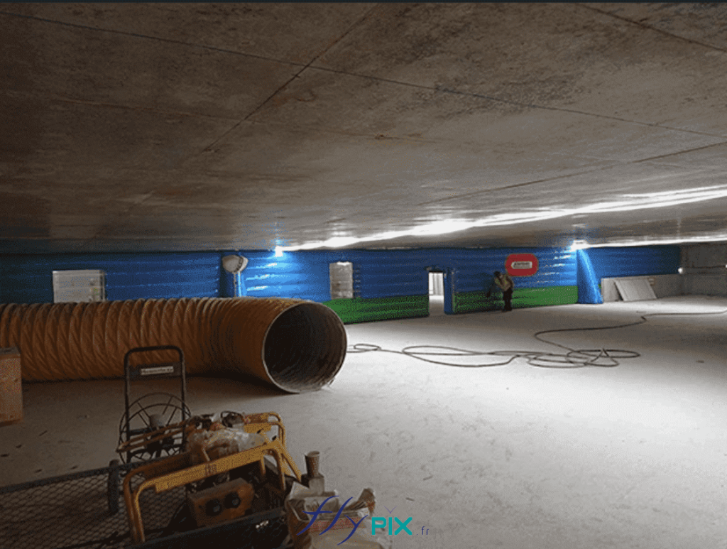 Développé pour répondre au rythme soutenu des chantiers modernes, ce cloisonnement gonflable mobile se distingue par une ergonomie réfléchie : Autonomie de maintien, Gain de temps à l'installation, Mobilité au rythme de l'avancement. Développé pour répondre au rythme soutenu des chantiers modernes, ce cloisonnement gonflable mobile se distingue par une ergonomie réfléchie : Autonomie de maintien, Gain de temps à l'installation, Mobilité au rythme de l'avancement.
