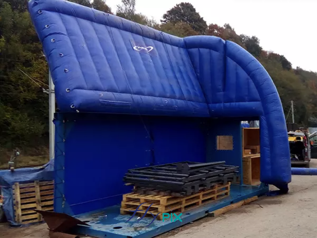 NOUVETRA : Protéger la zone de travail lors de la réfection d'un tunnel évite la propagation de poussières et de résidus. Sur des tâches comme le béton projeté, la protection préalable réduit drastiquement le temps de nettoyage. Résultat : un gain de temps précieux sur les interventions nocturnes et une rentabilité maximale du chantier. NOUVETRA : Protéger la zone de travail lors de la réfection d'un tunnel évite la propagation de poussières et de résidus. Sur des tâches comme le béton projeté, la protection préalable réduit drastiquement le temps de nettoyage. Résultat : un gain de temps précieux sur les interventions nocturnes et une rentabilité maximale du chantier.