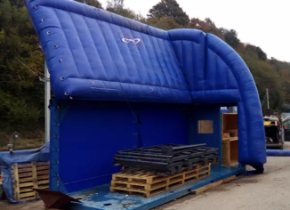 NOUVETRA : Protéger la zone de travail lors de la réfection d'un tunnel évite la propagation de poussières et de résidus. Sur des tâches comme le béton projeté, la protection préalable réduit drastiquement le temps de nettoyage. Résultat : un gain de temps précieux sur les interventions nocturnes et une rentabilité maximale du chantier.