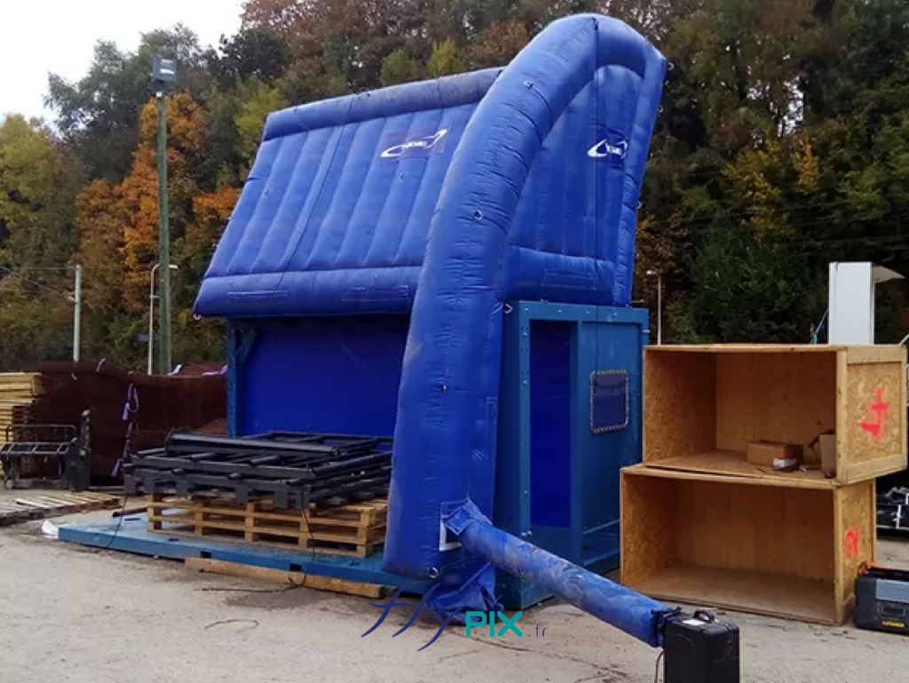 NOUVETRA : Lors des travaux de réfection de tunnel, la protection de la zone de chantier est essentielle pour contenir la poussière et les résidus. Sur des opérations comme le béton projeté, particulièrement chronophages en nettoyage, limiter la phase de remise en état permet d'exploiter pleinement les courtes fenêtres nocturnes. Moins de temps de nettoyage, c'est plus de temps de production et un meilleur retour sur investissement. NOUVETRA : Lors des travaux de réfection de tunnel, la protection de la zone de chantier est essentielle pour contenir la poussière et les résidus. Sur des opérations comme le béton projeté, particulièrement chronophages en nettoyage, limiter la phase de remise en état permet d'exploiter pleinement les courtes fenêtres nocturnes. Moins de temps de nettoyage, c'est plus de temps de production et un meilleur retour sur investissement.